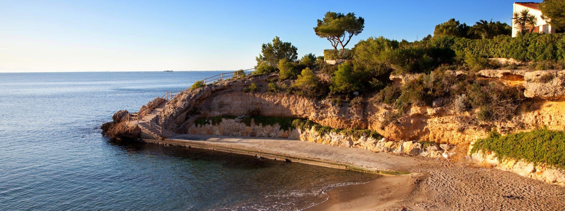 Las 11 calas de arena de l'Ametlla de Mar que no te puedes perder este verano.