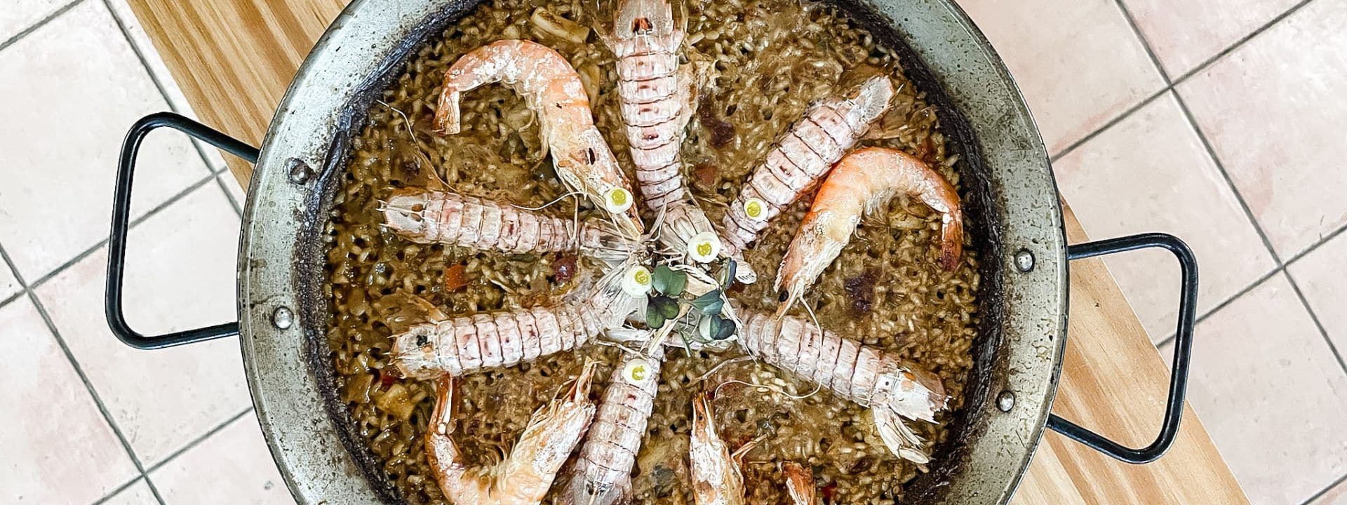 Arroz de galera, rape y langostinos