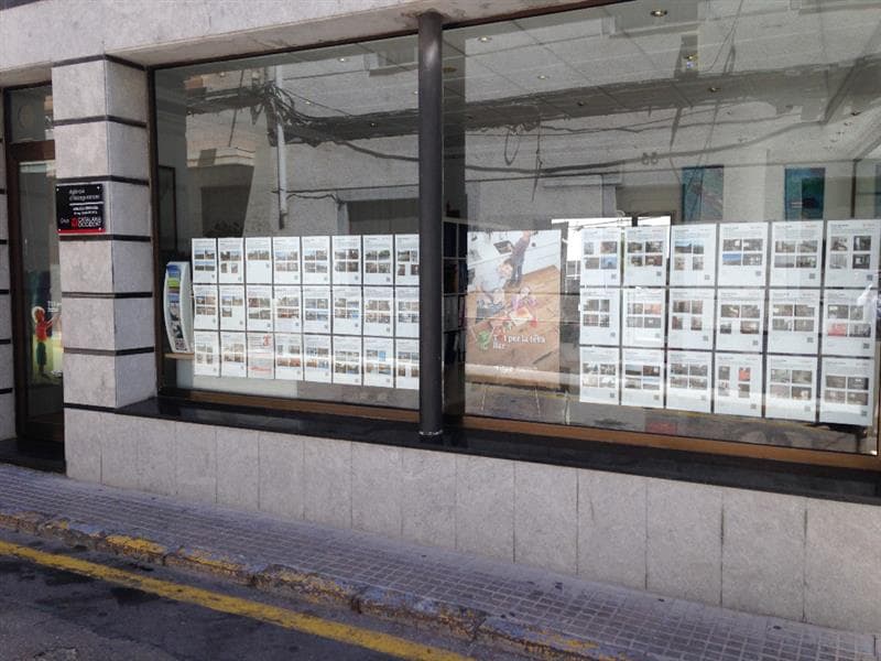 Adelaida Ortoneda Tomàs. Agence d'assurance exclusive.