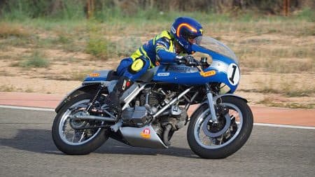 Espectacle retro i resistència: les 4 hores de motos clàssiques tornen a Calafat