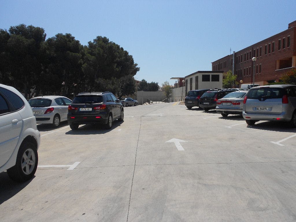 Zona d'aparcament de les Escoles