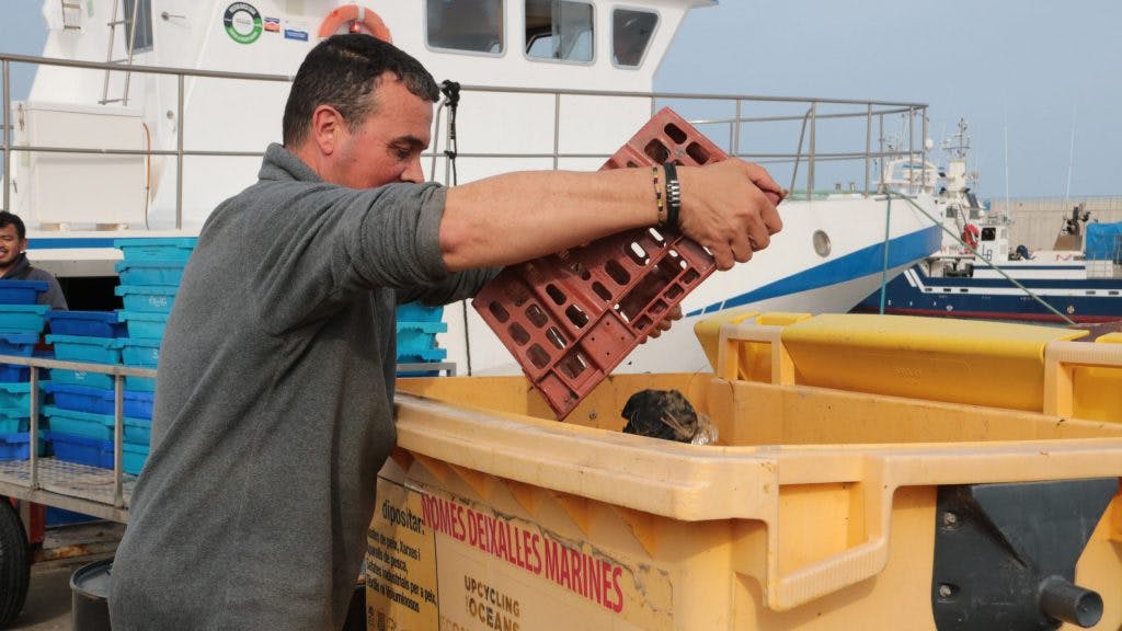 Els pescadors catalans recullen 120.000 litres de residus del mar, un 50% més que l’any passat